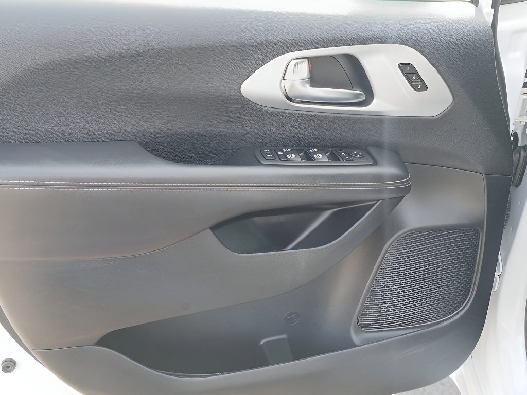Used 2026 Chrysler Pacifica Limited FWD image 15