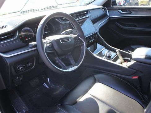 Used 2024 Jeep Grand Cherokee Limited image 2