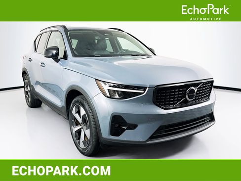 Used 2023 Volvo XC40 B4 Plus FWD image 1
