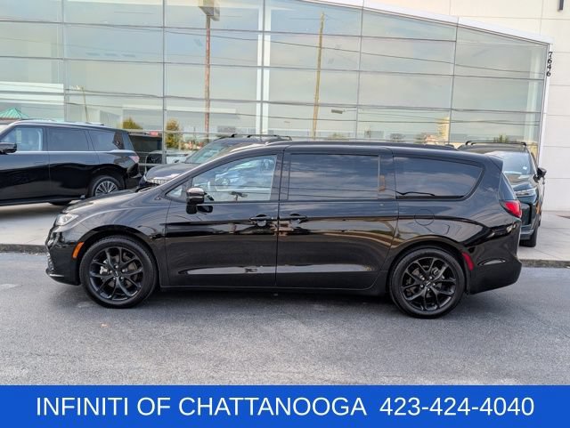 Used 2025 Chrysler Pacifica Limited FWD image 2