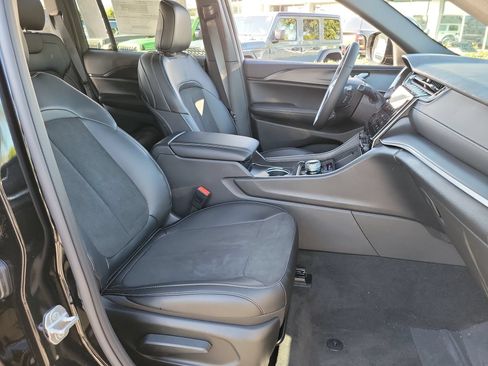 New 2025 Jeep Grand Cherokee Altitude AWD/4WD image 18