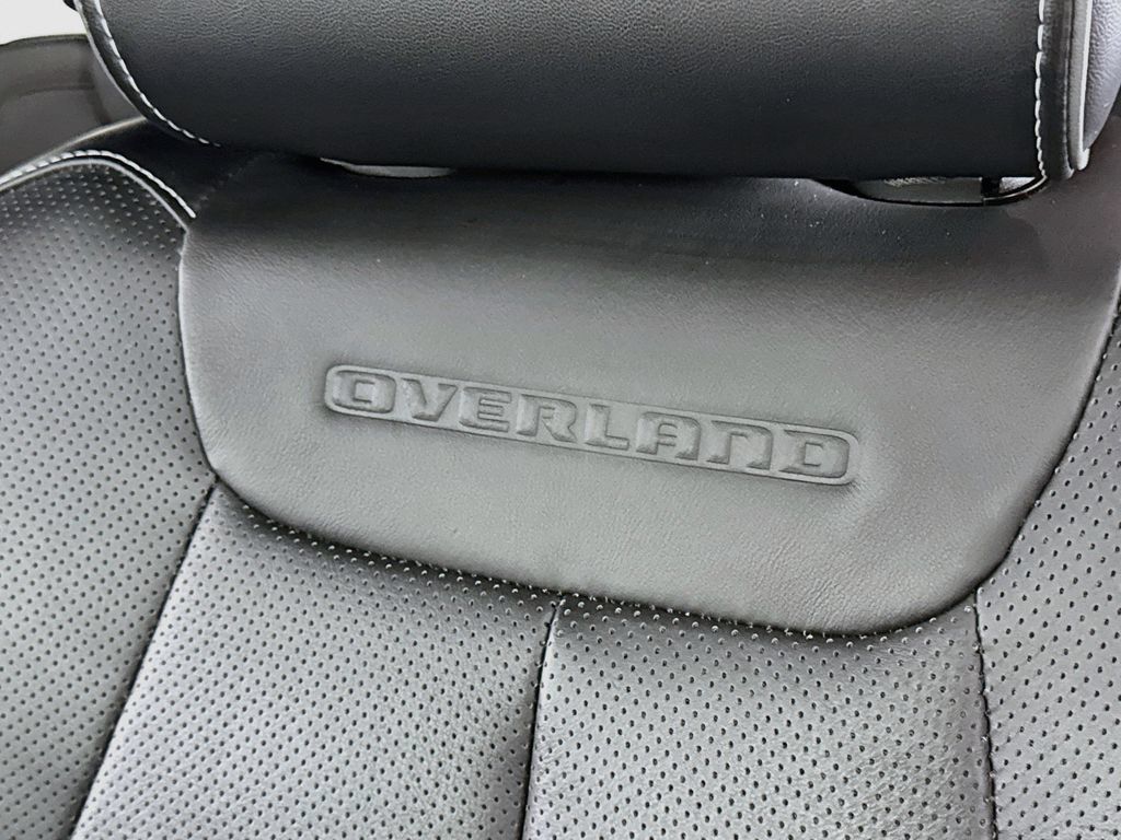 Used 2023 Jeep Grand Cherokee Overland w/ Advanced Protech Group III AWD/4WD image 17