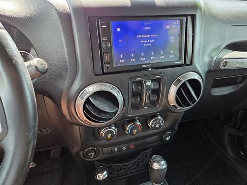 Used 2018 Jeep Wrangler Unlimited Sport S AWD/4WD image 21