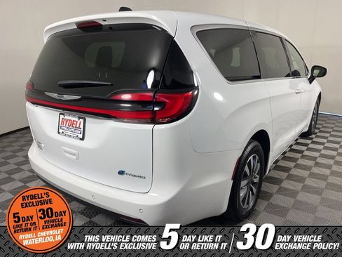 Used 2023 Chrysler Pacifica Touring-L FWD image 4