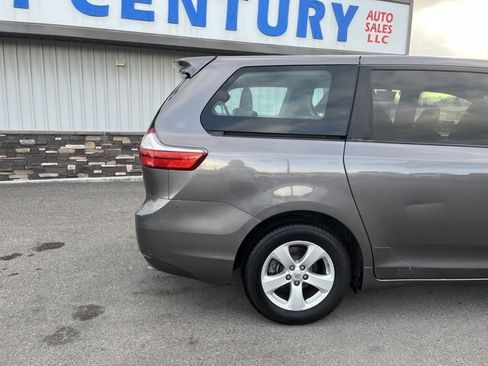 Used 2015 Toyota Sienna L image 18
