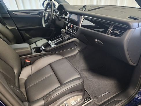Certified 2025 Porsche Macan image 24