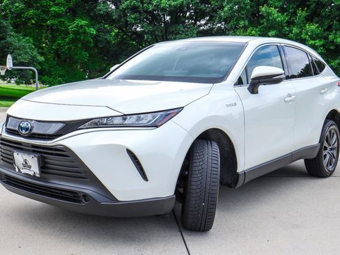 Used 2021 Toyota Venza LE AWD/4WD image 3