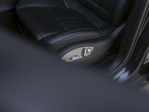 Certified 2021 Porsche Macan AWD/4WD image 16