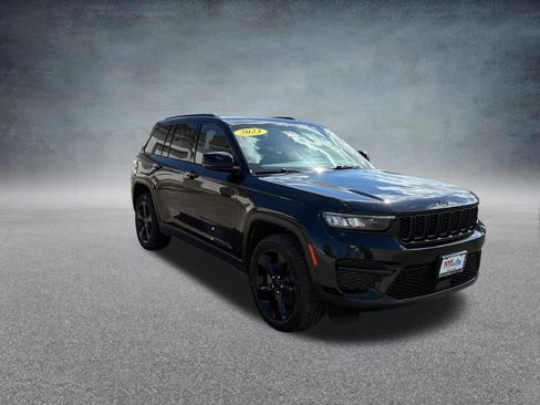 Used 2023 Jeep Grand Cherokee Altitude AWD/4WD image 8