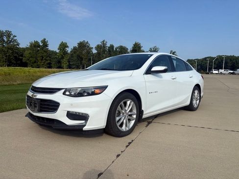 Used 2017 Chevrolet Malibu LT w/ Driver Confidence Package FWD image 1