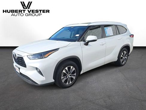Used 2023 Toyota Highlander XLE FWD image 2