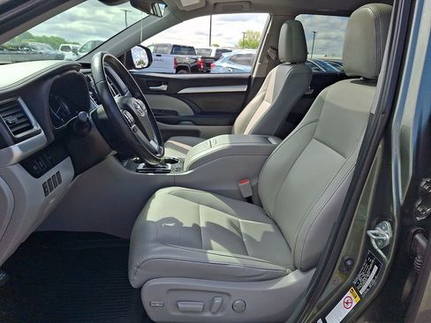 Used 2019 Toyota Highlander XLE AWD/4WD image 16