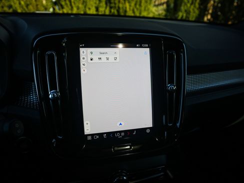 Used 2025 Volvo XC40 B5 Plus image 26