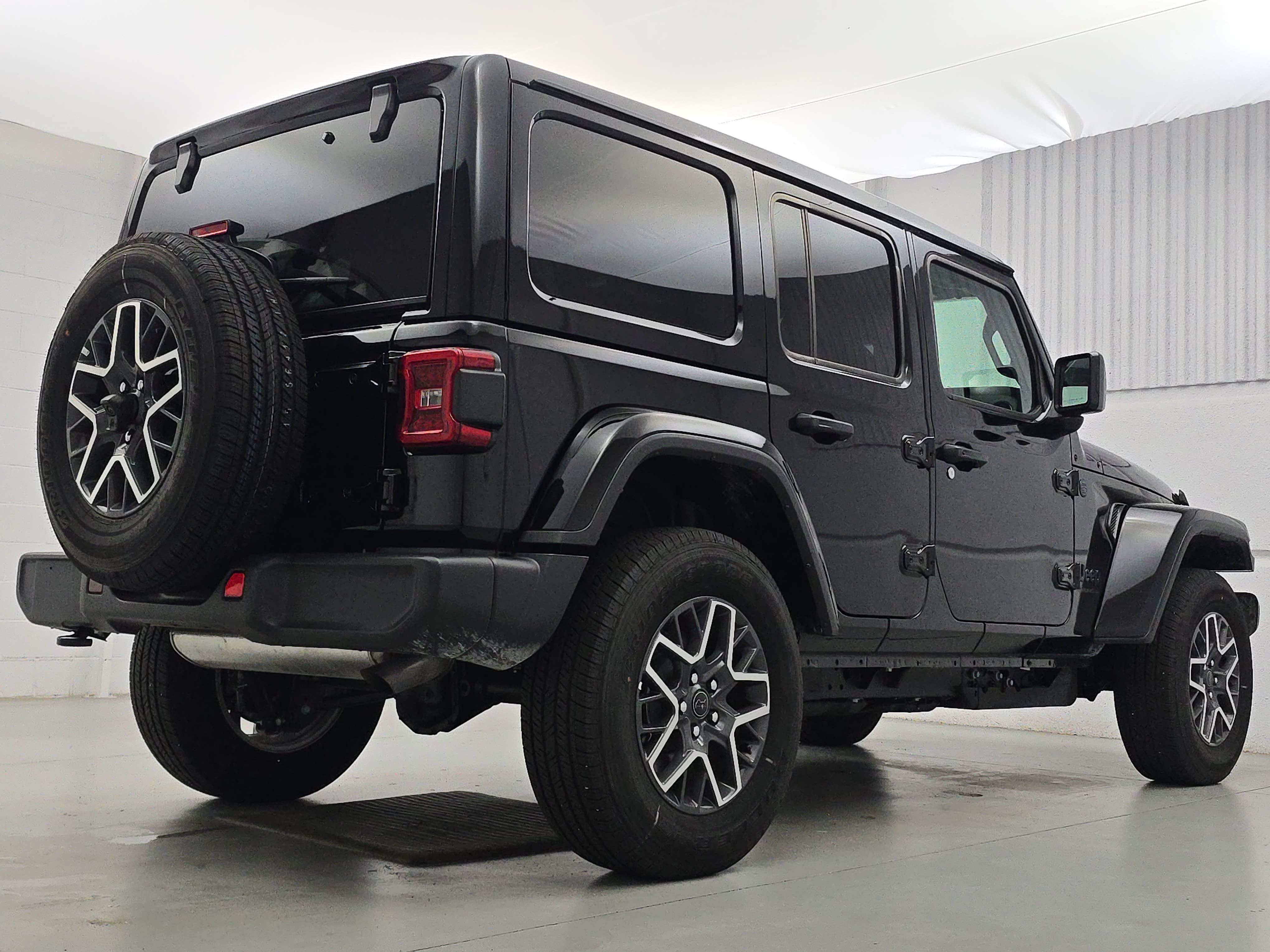 Used 2026 Jeep Wrangler Unlimited Sahara AWD/4WD image 7