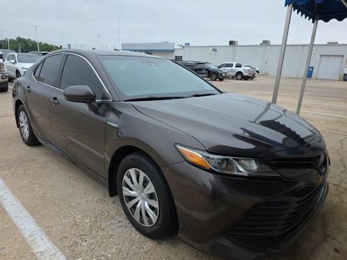 Used 2020 Toyota Camry LE FWD image 7