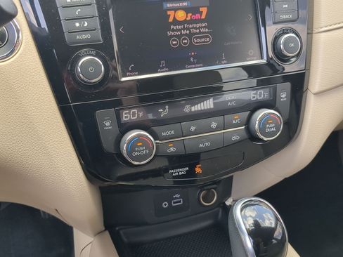 Used 2020 Nissan Rogue SV FWD image 17