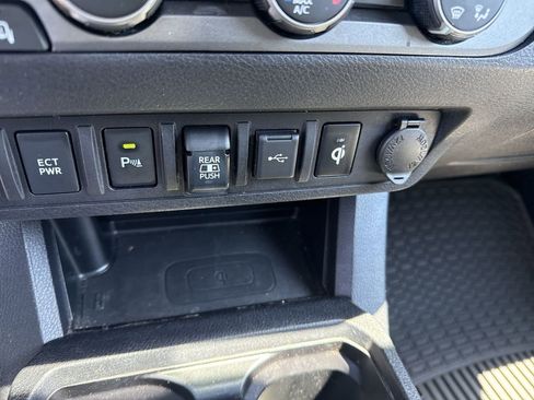 Used 2020 Toyota Tacoma TRD Off-Road w/ Technology Package AWD/4WD image 31