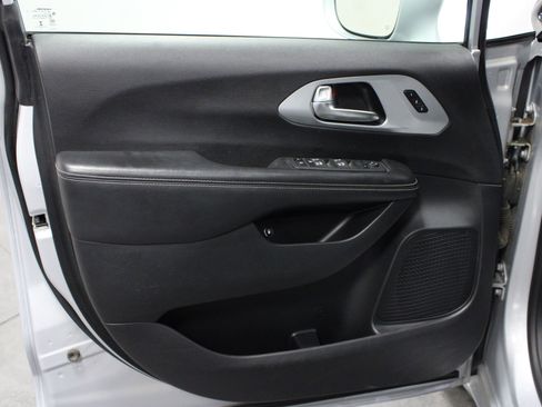 Used 2022 Chrysler Pacifica Touring-L w/ Uconnect Theater Family Group FWD image 11