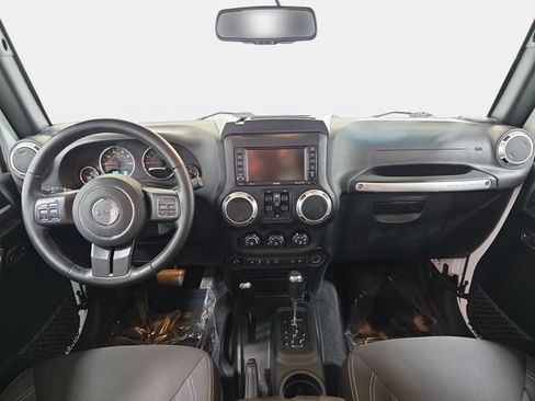 Used 2017 Jeep Wrangler Unlimited Sahara w/ Connectivity Group AWD/4WD image 9