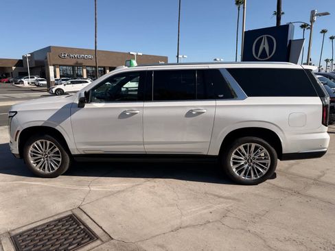 Used 2025 Cadillac Escalade ESV Premium Luxury AWD/4WD image 2