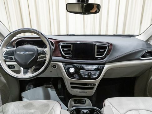 Used 2019 Chrysler Pacifica Limited FWD image 15