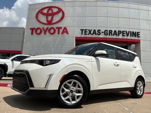 Used 2025 Kia Soul LX w/ LX Technology Package FWD image 2