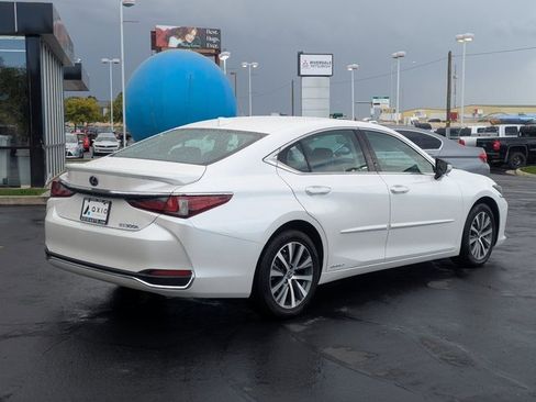 Used 2021 Lexus ES 300h w/ Accessory Package 2 image 3