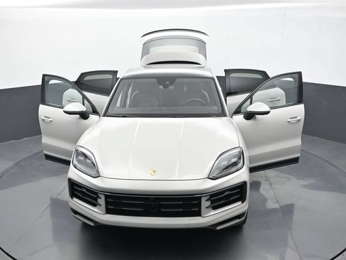 Certified 2025 Porsche Cayenne S AWD/4WD image 32