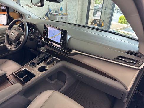 Used 2022 Toyota Sienna XLE w/ XLE Plus Package FWD image 56