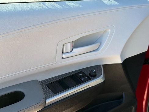 Used 2025 Toyota Sienna LE image 19