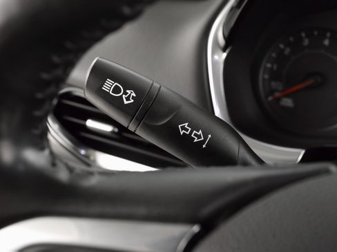 Used 2021 Chevrolet Traverse LT image 36