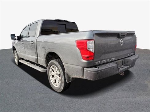 Used 2017 Nissan Titan SV image 3