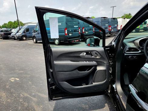 New 2025 Chrysler Pacifica Select w/ Uconnect Theater Family Group image 11