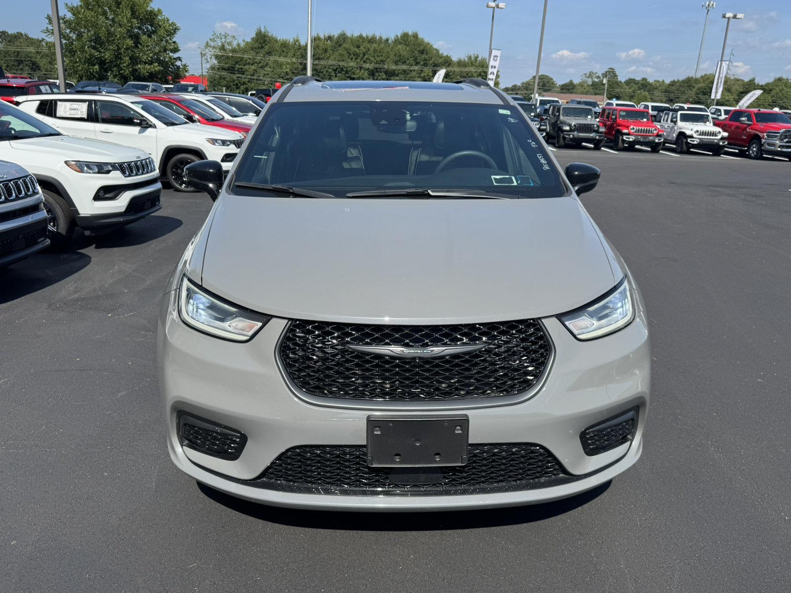 Used 2025 Chrysler Pacifica Limited FWD image 2