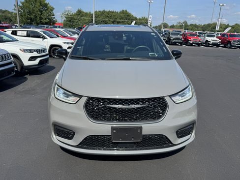 Used 2025 Chrysler Pacifica Limited FWD image 2