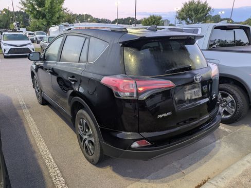 Used 2018 Toyota RAV4 LE AWD/4WD image 4