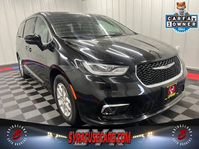 Used 2025 Chrysler Pacifica Select
