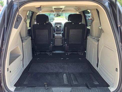Used 2015 Chrysler Town & Country Touring w/ Driver Convenience Group FWD image 19