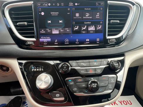 Used 2022 Chrysler Pacifica Touring-L image 16