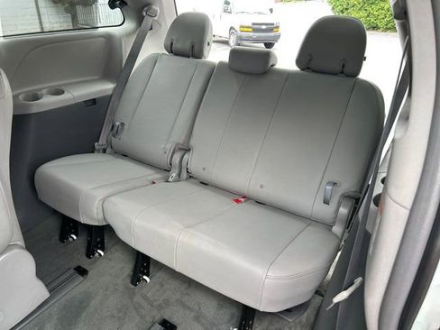 Used 2017 Toyota Sienna XLE Premium image 36