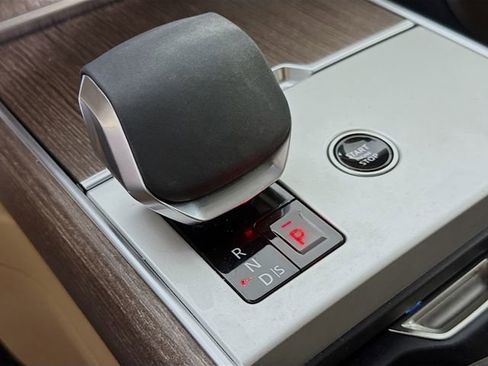 Used 2025 Land Rover Range Rover Long Wheelbase SE AWD/4WD image 19