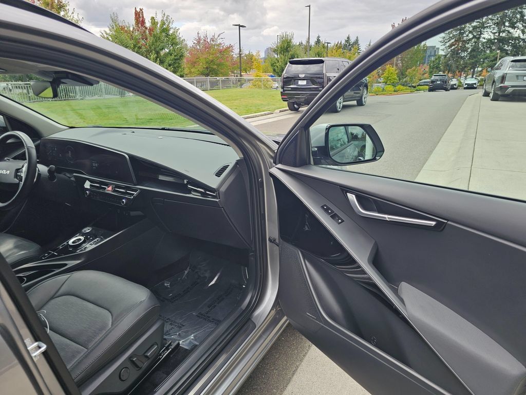 Used 2023 Kia Niro Wave w/ Wave Preserve Package FWD image 12