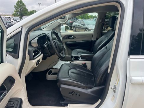 Used 2022 Chrysler Pacifica Touring-L FWD image 25