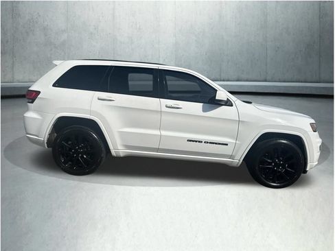 Used 2018 Jeep Grand Cherokee Altitude AWD/4WD image 7