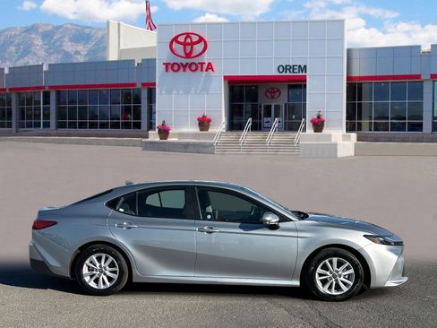 Used 2025 Toyota Camry LE image 3