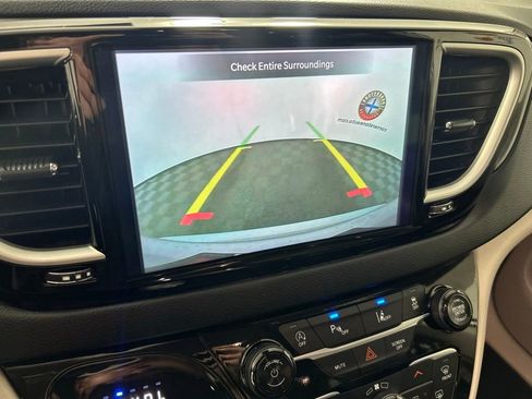 Used 2024 Chrysler Pacifica Touring-L FWD image 5