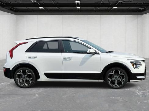 Used 2023 Kia Niro SX Touring FWD image 4