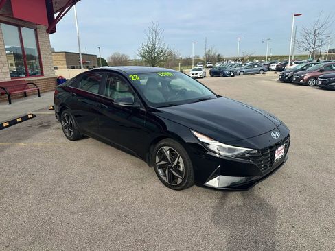 Used 2023 Hyundai Elantra Limited image 3
