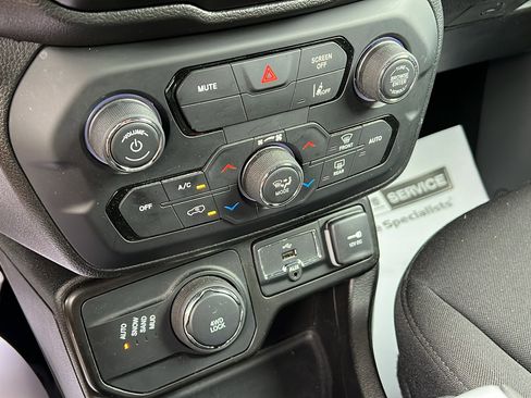 Certified 2021 Jeep Renegade Latitude image 19