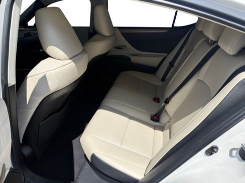 Used 2025 Lexus ES 300h w/ Premium Package FWD image 16